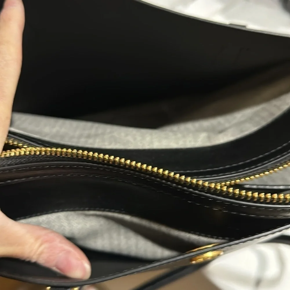 Tory Burch Robinson Tote in Black Saffiano Leather - EUC